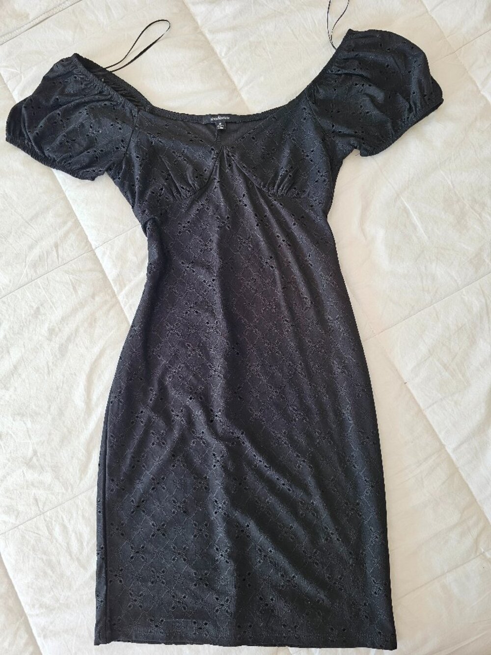 Ambiance - Robe courte noire en broderie anglaise à manches bouffantes